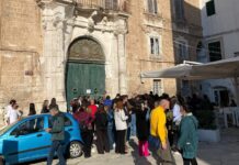 Monopoli, aspiranti comparse: in fila per il casting di “Storia di una famiglia perbene 2”