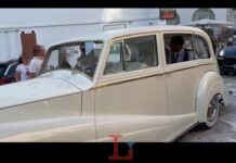 Monopoli, il saluto degli sposi Vogliacco-Mihajlović in Rolls-Royce