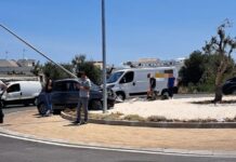 Monopoli, auto sulla rotatoria di viale Aldo Moro: 80enne ferito