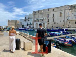 turisti monopoli porto valigie