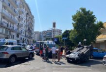 Monopoli, scontro all’incrocio tra via Lepanto e via Vico. Auto ribaltatata: feriti in ospedale