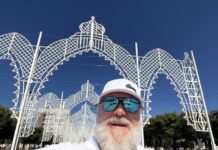Russell Crowe, passeggiata a Monopoli tra le luminarie della festa