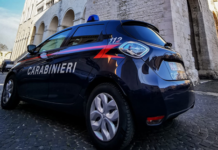 Si accorge che in 2 sono intenti a rubare la moto del figlio e grida: carabiniere libero dal servizio arresta 20enne