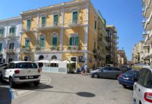 Monopoli, incidente tra 2 auto in piazza: rissa sfiorata tra i conducenti
