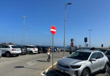Monopoli, scende dall’auto per una foto e al ritorno non la ritrova. Allerta i Carabinieri, ma la Renault era lì