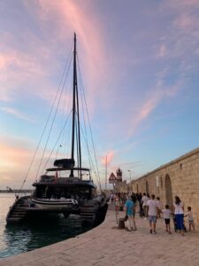 catamarano 77