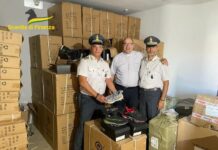 Mille paia di Adidas contraffatte: donate in beneficenza dalla Guardia di Finanza