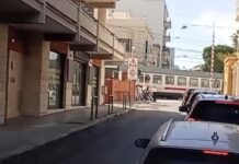 Monopoli: passa il treno, ma le sbarre del passaggio a livello sono aperte