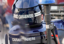 Forza una persiana ed entra in casa mentre un 90enne dorme. I vicini chiamano i Carabinieri: arrestato