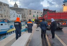 Monopoli, recuperata con una gru l’imbarcazione affondata con la mareggiata