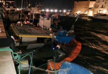 Monopoli, affonda una imbarcazione al porto. Domattina il recupero