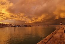 Monopoli, lo spettacolo di un tramonto infuocato in una foto