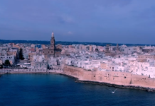 Monopoli, morto lo studente caduto dal balcone durante la gita