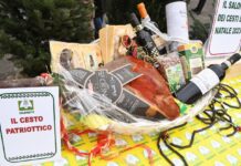 Pacchi di Natale: dal patriottico, al low cost al solidale. Coldiretti: “Attenti al cesto pericoloso”