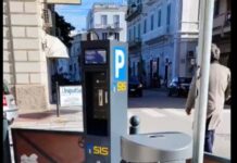 Monopoli, fiamme dal bidone in piazza: fuoco spento da una commerciante