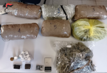 Arrivano i Carabinieri e cerca di fuggire. In casa marijuana e hashish: coppia arrestata