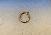 Trova un orecchino d’oro in strada, lo rivende e dona i soldi al Vescovo per il Seminario