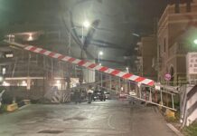Monopoli, travolge la sbarra del passaggio a livello di via Cappuccini e si allontana