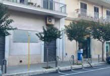Monopoli, ritrovata una pistola carica in una aiuola in via Camicia