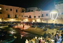 Monopoli, spettacolo di fuoco al porto antico. Musica ed un tappeto di candele nella notte dei falò