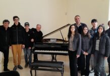 Dall’appartamento di Emilio Solfrizzi al teatro Radar: l’attore dona il suo pianoforte alla Cooperativa Kismet