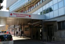 Si prolunga l’attesa per le dimissioni del figlio e la madre aggredisce 2 infermieri: solidarietà della Asl