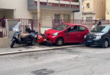 Monopoli, incidente in via Ricasoli. Auto contro un palo