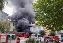Monopoli, incendio in via Camicia. Annese: “Fiamme importanti. Tutte le persone al sicuro”