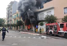 Monopoli, grosso incendio in una ferramenta: palazzine evacuate