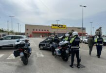 Monopoli, 5 euro ad auto per il parcheggio abusivo nel centro commerciale chiuso. Scatta la sanzione