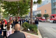 Incendio a Monopoli, area controllata di notte. Annese: “Vicino a chi ha subito il danno e a chi è stato costretto a lasciare la propria abitazione”