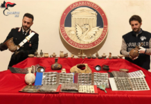 Nella vetrina della sala reperti archeologici e monete nel raccoglitore: denunciati 2 pensionati