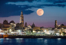 La luna rosa che veglia su Monopoli. Lo scatto magico di Giovanni Barnaba