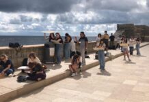 Monopoli, lezione en plein air nel centro storico per gli studenti del L. Russo