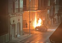 Monopoli, incidente all’incrocio tra via Cappuccini e via Oberdan. Auto va a fuoco