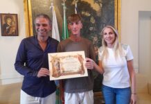 Ha salvato un anziano dall’annegamento: Monopoli premia il bagnino Gabriele Bagnulo