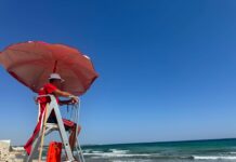 Monopoli, anziano non riemerge dall’acqua: salvato dal bagnino Gabriele