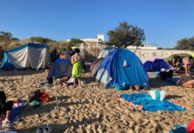 Monopoli, accampati nelle tende per trascorrere la notte. Primi interventi a Cala Tre Buchi