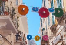 Monopoli, fiscoli colorati sventolano sul cielo di via Garibaldi