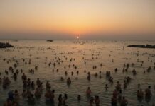 Monopoli, il bagno all’alba del primo settembre in un video. Barnaba filma l’antico rituale