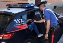 A torso nudo e con un piccone in mano in strada, ai domiciliari 46enne che aggredì i Carabinieri