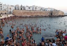 Monopoli, il bagno all’alba del primo settembre: la tradizione si rinnova