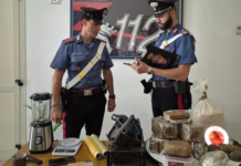 Fanno un sorpasso pericoloso e vengono fermate dai Carabinieri: a bordo sostanza stupefacente. Arrestate