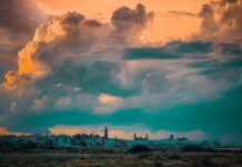 Monopoli dopo la pioggia, nuvole colorate sulla città nello scatto di Giovanni Barnaba