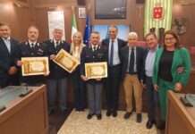 Monopoli, arrestarono 2 individui armati che aggredirono anziani: pergamena agli agenti di Polizia per il coraggio e la dedizione