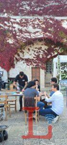 una scena con angioni ballerina e neva leoni