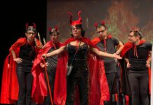 Monopoli, sold out al Mariella per “La DiVita Commedia”. Gli scatti con i protagonisti in scena