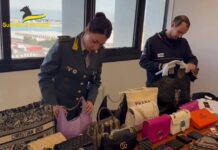Falso di lusso, sequestrati 80mila tra borse, scarpe e capi di abbigliamento contraffatti