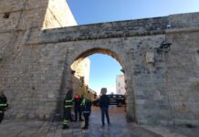 Monopoli, Brescia: “Cadono pietre dall’arco del castello”, Laneve: “Domani si potrà circolare tranquillamente”