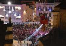 Con il naso all’insù, dai tetti più alti della città: Alberobello si prepara alla magia della Calata della Befana